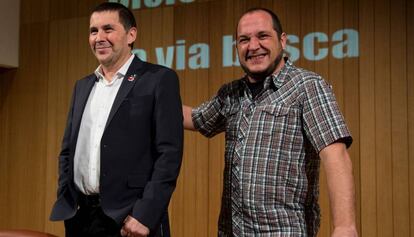 Arnaldo Otegi (I) junto al exdiputado de la CUP, David Fern&aacute;ndez, este viernes en Barcelona. 