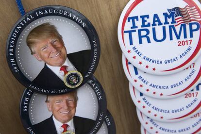 Chapas con la imagen de Donald Trump.