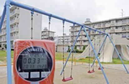 Lector de radiación en un parque infantil en Minamisoma, en la prefectura de Fukushima (Japón).