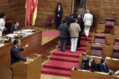 Los diputados socialistas, ayer, en el momento de abandonar el hemiciclo durante las preguntas al presidente Camps.