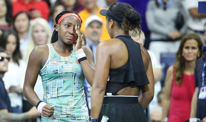 Osaka (d) consuela a Gauff tras el partido en Nueva York.