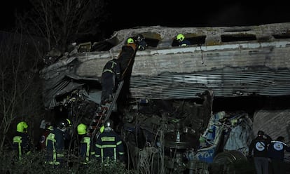 Personas de emergencias recuperan el cadáver de un convoy tras el accidente, este miércoles. 