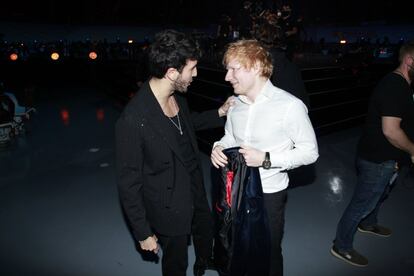 Sebastián Yatra y Ed Sheeran fueron los dos grandes triunfadores de la noche y lo celebraron juntos.