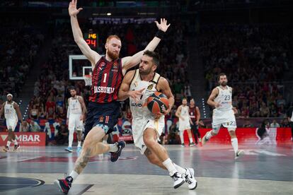 Facundo Campazzo, con el balón, y Niccolo Mannion, durante el encuentro de la Euroliga.