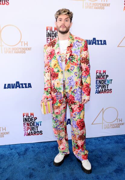 James Scully, al contrario, apost por el maximalismo con un colorido traje estampado de flores.