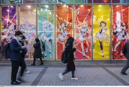 Vitrines com estética de mangá em Akihabara, distrito de lojas de eletrônicos de Tóquio.<br><br>Todos os distritos da capital têm suas próprias características e certamente um estrangeiro levaria a vida inteira para entender Tóquio como um todo. Para escapar da agitação desta cidade, me refugio na região dos Cinco Lagos, ao norte do Monte Fuji, que se tornou um símbolo do Japão ao longo dos séculos e fica a uma hora de trem da capital.<br>