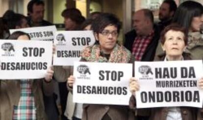 Imagen de una protesta de Stop Desahucios ante los centros del Gobierno Vasco en Bilbao a principios de marzo.