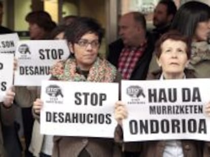 Imagen de una protesta de Stop Desahucios ante los centros del Gobierno Vasco en Bilbao a principios de marzo. 