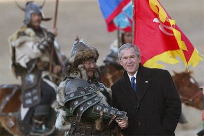 Bush estrecha su mano con un guerrero mongol en su visita Ikh Tenger.