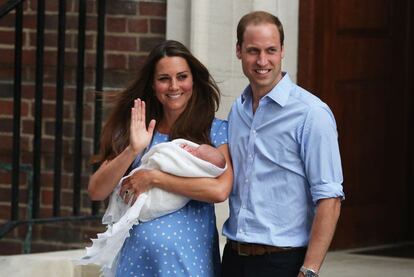 Los duques de Cambridge, el príncipe Guillermo y Catalina presentan a su hijo a los medios de comunicación en las puertas del hospital de St. Mary's de Londres.