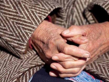 Unas manos entrelazadas de una anciana. 