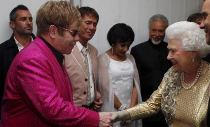 La reina Isabel II y Sir Elton John en el palacio de Buckingham.