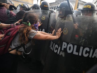 People protest outside the Police Investigation Operations Center - DIRINCRI to demand the liberation of the arrested at the campus of the University of San Marcos in Lima on January 21, 2023.