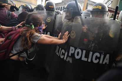 People protest outside the Police Investigation Operations Center - DIRINCRI to demand the liberation of the arrested at the campus of the University of San Marcos in Lima on January 21, 2023.