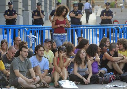 Indignados del movimiento 15M durante la asamblea que celebraron junto al Congreso de los Diputados en Madrid.