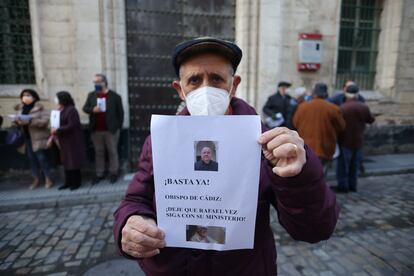 Uno de los manifestantes que han acudido la mañana de este jueves a las puertas del obispado de Cádiz a apoyar al sacerdote Rafael Zornoza por su juicio canónico.