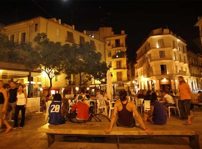 Terrazas en la plaza del Tossal, en el barrio de El Carme, durante la madrugada.