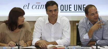 El secretario general del PSOE, Pedro Sánchez, flanqueado hoy por la presidenta del partido, Micaela Navarro y el secretario de Organización, César Luena.