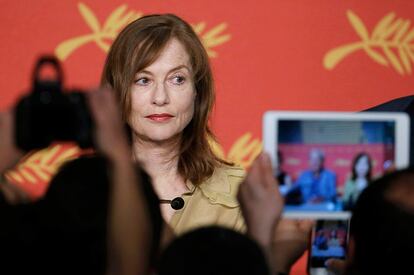 La actriz, Isabelle Huppert, atiende a la prensa durante la presentación de la película 'Elle' en el Festival de Cine de Cannes, el 21 de mayo de 2016.