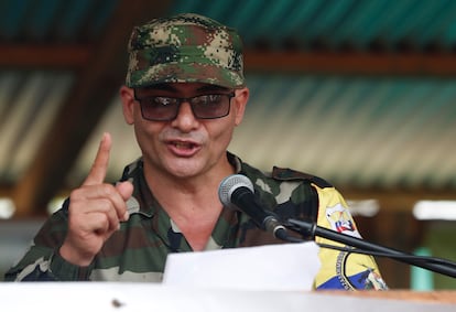 AME1737. CAQUETÁ (COLOMBIA), 16/04/2023.- Iván Mordisco comandante general de la disidencia de las FARC, habla hoy, en la Casa Roja, en Caquetá (Colombia). Néstor Gregorio Vera Fernández, alias "Iván Mordisco" y máximo cabecilla del Estado Mayor Central (EMC), principal disidencia de las FARC, pidió este domingo a la guerrilla del Ejército de Liberación Nacional (ELN) "poner fin" al conflicto activo entre esos dos grupos. EFE/Ernesto Guzmán
