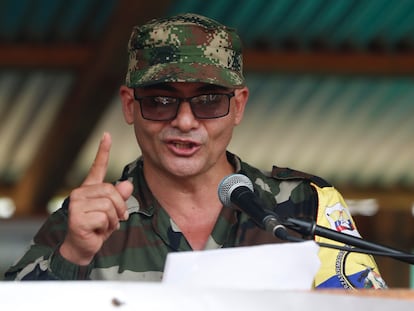 AME1737. CAQUETÁ (COLOMBIA), 16/04/2023.- Iván Mordisco comandante general de la disidencia de las FARC, habla hoy, en la Casa Roja, en Caquetá (Colombia). Néstor Gregorio Vera Fernández, alias "Iván Mordisco" y máximo cabecilla del Estado Mayor Central (EMC), principal disidencia de las FARC, pidió este domingo a la guerrilla del Ejército de Liberación Nacional (ELN) "poner fin" al conflicto activo entre esos dos grupos. EFE/Ernesto Guzmán
