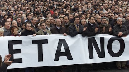 Manifestaci&oacute;n en Andoain (Guip&uacute;zcoa) en repulsa por el asesinato del jefe de la polic&iacute;a local, Joseba Pagazaurtundua &copy; Reuters en 2013 
 