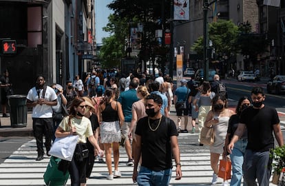 Una multitud camina en una calle de Nueva York, el pasado 7 de junio.