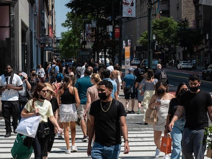 Una multitud camina en una calle de Nueva York, el pasado 7 de junio.