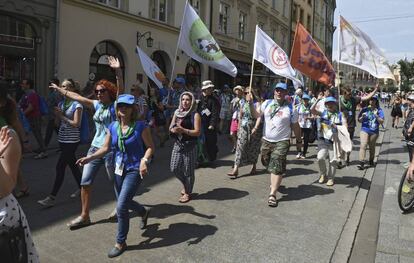 Varios peregrinos en Cracovia, este lunes. 