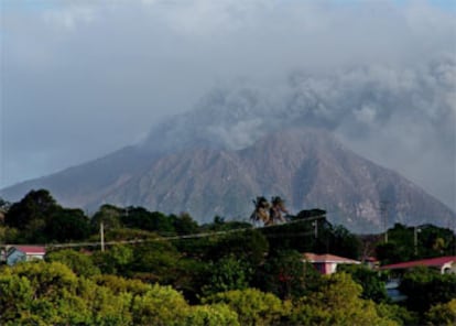 Ha lanzado una nube de cenizas y gases a unos seis mil metros de altura.