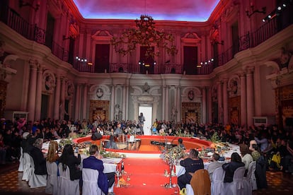 La mesa redonda que sirvió como escenario del desfile de Telfar en Pitti Uomo