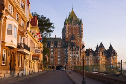 Quebec es la única ciudad amurallada en Norteamérica al norte de México y se presta a preguntas de concurso. Aquí está la primera iglesia parroquial de Canadá, el primer museo, la primera catedral anglicana, la primera escuela femenina, el primer barrio comercial y la primera universidad francófona. El diario Québec Chronicle-Telegraph es el periódico más antiguo del continente y L’Hôtel Dieu fue el primer hospital. Y además, la capital del estado de Quebec es preciosa: las callejuelas y plazas de la Ciudad Vieja, patrimonio mundial, tienen más de cuatrocientos años de antigüedad, con catedrales rematadas por agujas que podrían estar al otro lado del Atlántico y café donde se escucha jazz. El Château Frontenac es el hotel más fotografiado del mundo, pero si queremos salir de lo más turístico basta con salir de la ciudad amurallada: cerca de la Citadelle se encuentra la zona de moda, St. Jean Baptiste, con una animada vida nocturna.