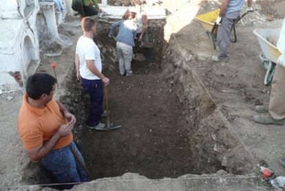 Voluntarios excavan una fosa con restos de fusilados en el antiguo cementerio de Alfarnatejo.