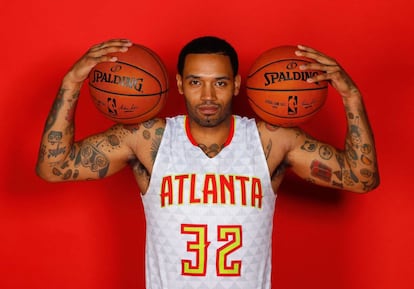 Mike Scott, ala-pívot de los Atlanta Hawks, posa luciendo tatuajes.