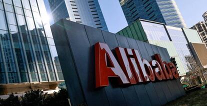 Logo de Alibaba, delante de las oficinas de la compañía china en Beijing.