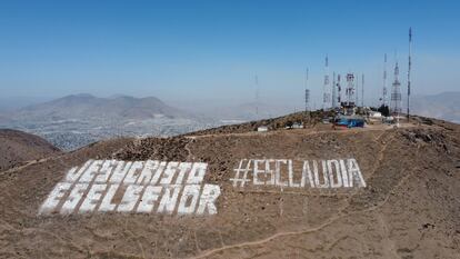 '#EsClaudia' se lee en la cima del cerro Colorado en Tijuana (Estado de Baja California), en junio de 2022.
