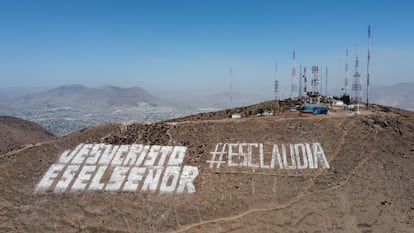 '#EsClaudia' se lee en la cima del cerro Colorado en Tijuana (Estado de Baja California), en junio de 2022.