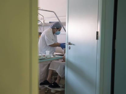 Una infermera atén un pacient a l'Hospital d'Igualada.