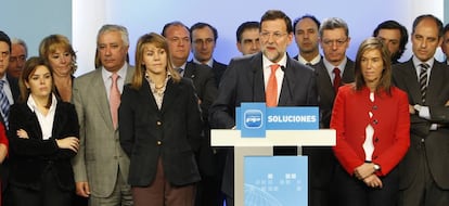 Mariano Rajoy, rodeado por los entonces miembros del comité ejecutivo nacional del PP, el 11 de febrero de 2009.