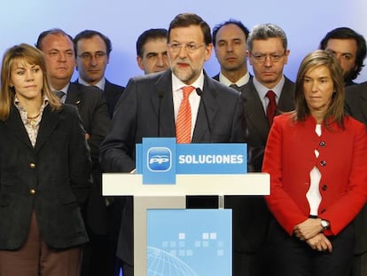 Mariano Rajoy, rodeado por los entonces miembros del comit&eacute; ejecutivo nacional del PP, el 11 de febrero de 2009. 