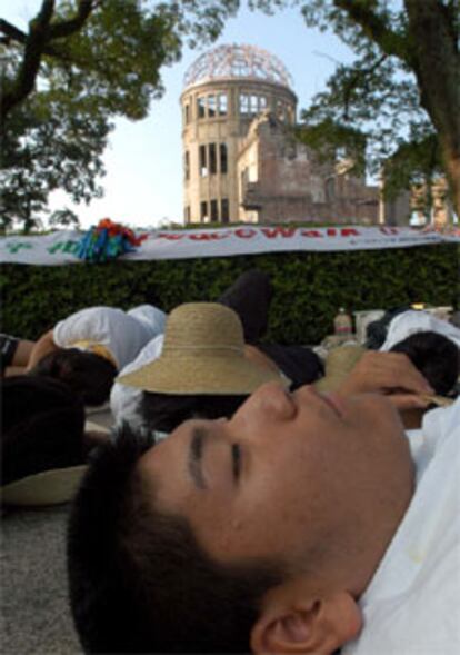 Ciudadanos de Hiroshima recuerdan a las miles de personas que murieron tras el ataque estadounidense.