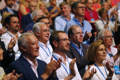  El presidente del Partido Popular de La Rioja, José Ignacio Ceniceros (2i) aplauden durante la celebración del congreso.
