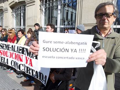 Padres de alumnos de la red concertada se manifiestan en Vitoria contra la huelga de profesores.