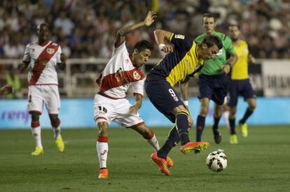 Aquino pelea el balón con Mandzukic.