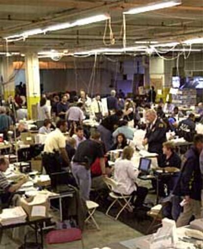 Agentes del FBI trabajan en un puesto de mando instalado en un garaje de Nueva York.