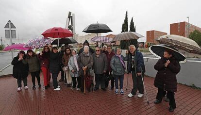 Afectados por el Plan Permuta en la entrada del barrio del Ensanche Sur, en Alcorcón.