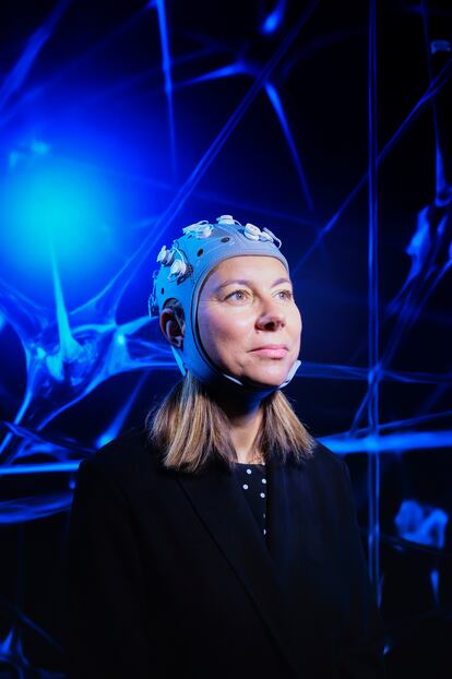 Un gorro para entender el cerebro. Ana Maiques (Valencia, 1972) fundó el grupo de investigación Starlab Barcelona, dedicado a aplicar la física y las matemáticas al estudio del espacio y el cerebro. Su visión de este como un circuito eléctrico es el punto de partida de Neuroelectrics, cuyos dispositivos utilizan hoy centros de investigación en 45 países. En Boston han levantado su primera ronda de financiación para realizar ensayos clínicos sobre el tratamiento de la epilepsia y la depresión.