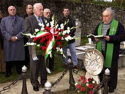 El presidente del PNV, Xabier Arzalluz, deja un ramo de flores sobre la tumba de Sabino Arana.