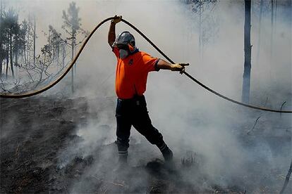 Un agente de Proteccin Civil de Getafe (Madrid) trabaja en un incendio de Muxa, A Coru?a.