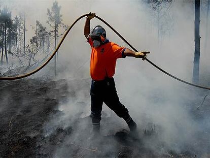 Un agente de Protección Civil de Getafe (Madrid) trabaja en un incendio de Muxía, A Coruña.